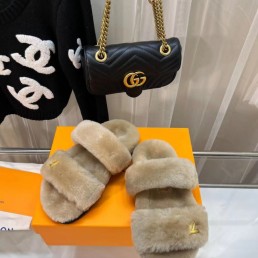 Женские меховые шлепанцы Louis Vuitton 2023 бежевые