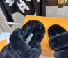 Женские меховые шлепанцы Louis Vuitton 2023 черные