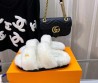 Женские меховые шлепанцы Louis Vuitton 2023 белые