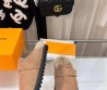 Женские замшевые мюли Louis Vuitton 2023 бежевые на меху