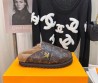 Женские кожаные мюли Louis Vuitton 2023 коричневые на меху
