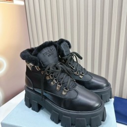 Женские кожаные ботинки на меху Prada 2023 черные
