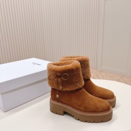 Женские замшевые ботинки Celine 2023 коричневые с меховыми отворотами