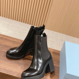 Женские кожаные укороченные сапоги на каблуке Prada 2023 черные