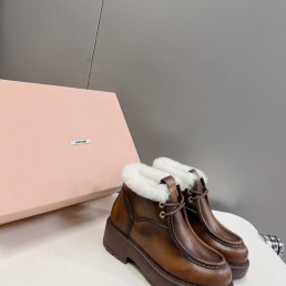 Женские кожаные ботинки Miu Miu 2023 коричневые с мехом