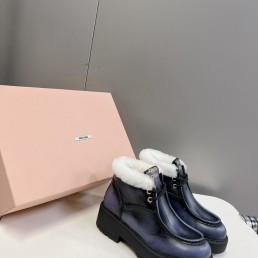 Женские кожаные ботинки Miu Miu 2023 черные с мехом