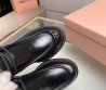 Женские кожаные ботинки Miu Miu 2023 с мехом черные