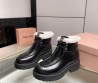 Женские кожаные ботинки Miu Miu 2023 с мехом черные