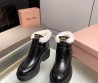 Женские кожаные ботинки Miu Miu 2023 с мехом черные