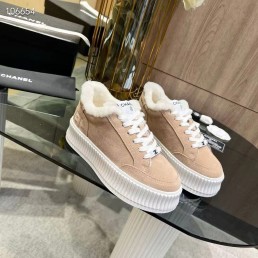 Женские замшевые кроссовки Chanel 2023 бежевые с мехом