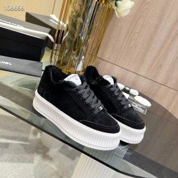 Женские замшевые кроссовки Chanel 2023 черные с мехом