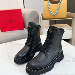 Женские кожаные ботинки на меху Valentino 2023 черные