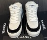 Женские замшевые кроссовки на меху Chanel 2023 светло-серые с черным
