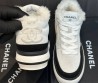 Женские замшевые кроссовки на меху Chanel 2023 светло-серые с черным