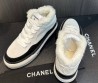 Женские замшевые кроссовки на меху Chanel 2023 светло-серые с черным