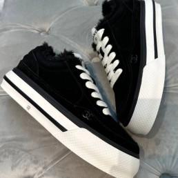 Женские замшевые кроссовки на меху Chanel 2023 черные