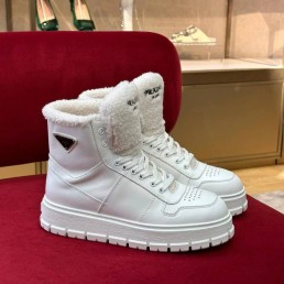 Женские кожаные кроссовки на меху Prada 2023 белые