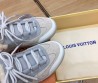 Женские комбинированные кроссовки Louis Vuitton 2023 серые с мехом