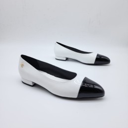 Женские кожаные балетки Chanel 2023 белые с черным носом лакированные