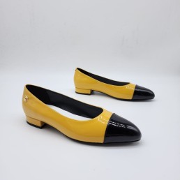 Женские кожаные балетки Chanel 2023 желтые с черным носом лакированные