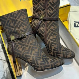 Женские текстильные сапоги на каблуке Fendi 2023 коричневые с принтом