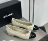 Женские кожаные балетки Chanel 2023 бежевые с лакированным черным носом