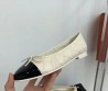 Женские кожаные балетки Chanel 2023 бежевые с лакированным черным носом