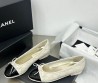 Женские кожаные балетки Chanel 2023 бежевые с лакированным черным носом