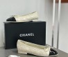 Женские кожаные балетки Chanel 2023 бежевые с лакированным черным носом
