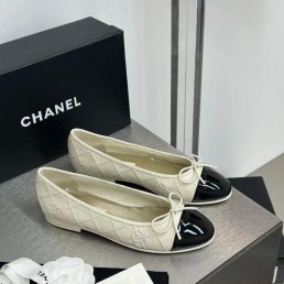 Женские кожаные балетки Chanel 2023 бежевые с лакированным черным носом