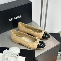 Женские кожаные балетки Chanel 2023 с лакированным носом бежевые