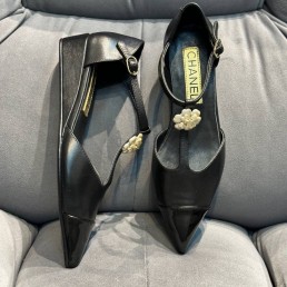 Женские кожаные туфли Chanel 2023 черные на танкетке