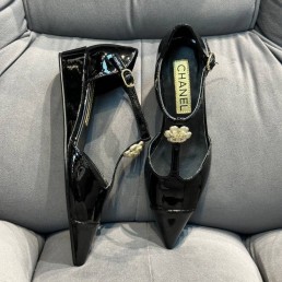 Женские кожаные туфли Chanel 2023 черные лакированные на танкетке