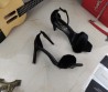 Женские кожаные босоножки Saint Laurent 2023 черные с мехом