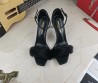 Женские кожаные босоножки Saint Laurent 2023 черные с мехом