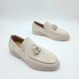 Мужские замшевые лоферы Santoni 2024 молочные с кисточками