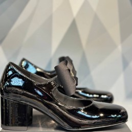 Женские кожаные туфли Chanel 2023 черные лакированные с бантом