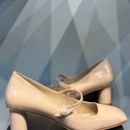 Женские кожаные туфли Christian Dior 2023 бежевые лакированные
