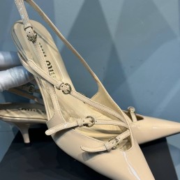 Женские кожаные туфли Miu Miu 2023 бежевые лакированные