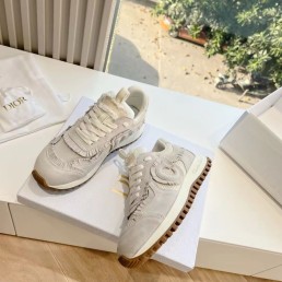 Женские замшевые кроссовки Christian Dior 2024 светло-серые с бахромой