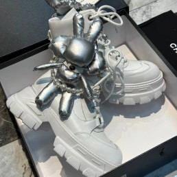 Женские кожаные ботинки Chanel 2023 белые с бусинами