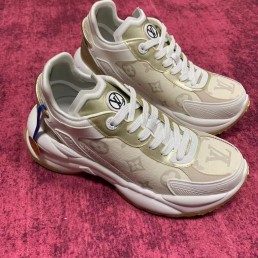 Женские комбинированные кроссовки Louis Vuitton 2023 бежевые с золотым