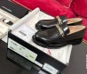 Женские кожаные лоферы Chanel 2023 черные с золотыми буквами