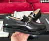 Женские кожаные лоферы Chanel 2023 черные с золотыми буквами