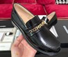 Женские кожаные лоферы Chanel 2023 черные с золотыми буквами