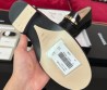 Женские кожаные лоферы Chanel 2023 черные с золотыми буквами