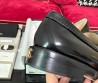 Женские кожаные лоферы Chanel 2023 черные с золотыми буквами