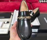 Женские кожаные лоферы Chanel 2023 черные с золотыми буквами