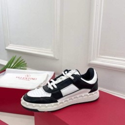 Женские кожаные кроссовки Valentino 2023 белые с черным