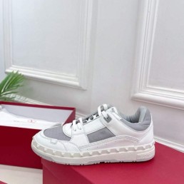 Женские кожаные кроссовки Valentino 2023 белые с серым